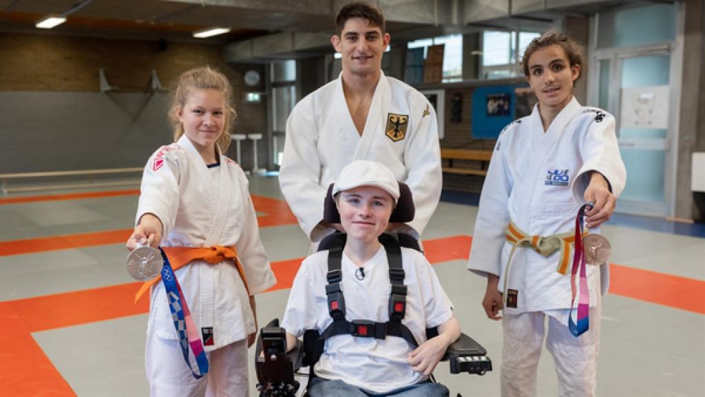 Einmal eine olympische Medaille Händen halten: Moderator Carl Josef (16) hat Judoka Eduard Trippel für seine Gäste eingeladen.