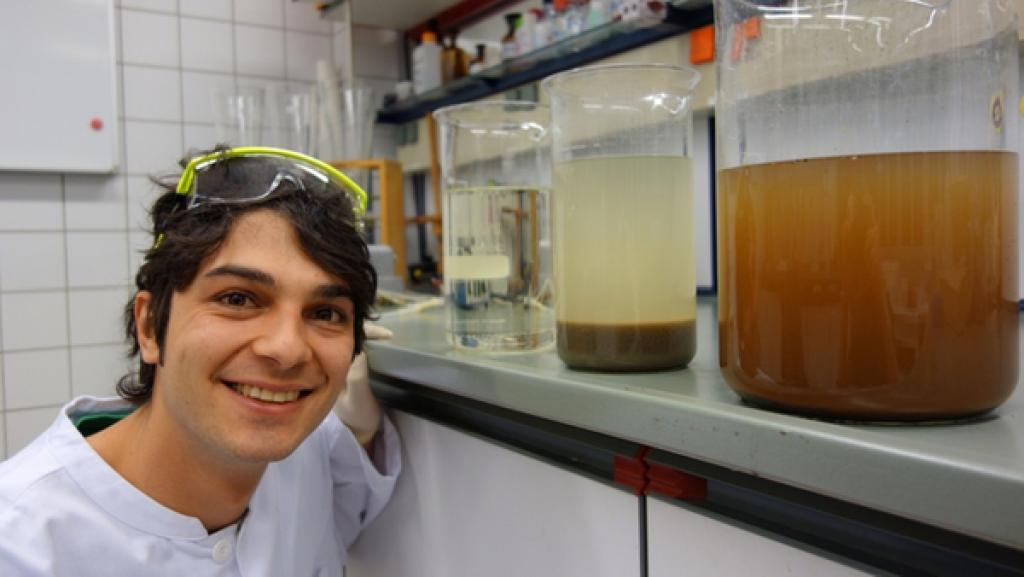 Der Klo-Check / Checker Can im Labor mit verschiedenenn Stufen der Wasserreinigung. | Bild: BR/megaherz gmbh/Hans-Florian Hopfner