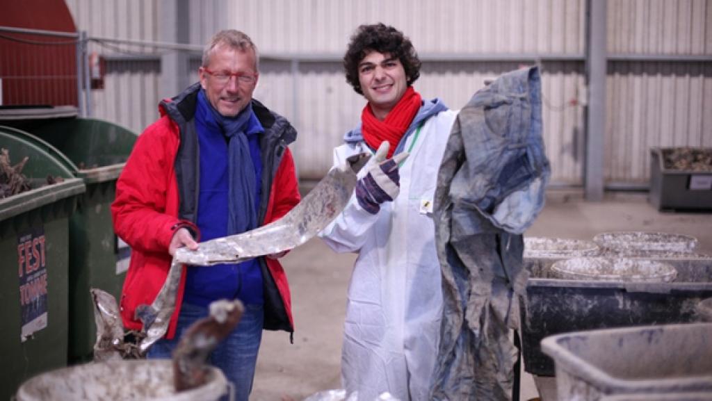 Der Recycling-Check / Can (rechts) mit Professor Doktor Stefan Gaeth. | Bild: BR/megaherz gmbh/Hans-Florian Hopfner