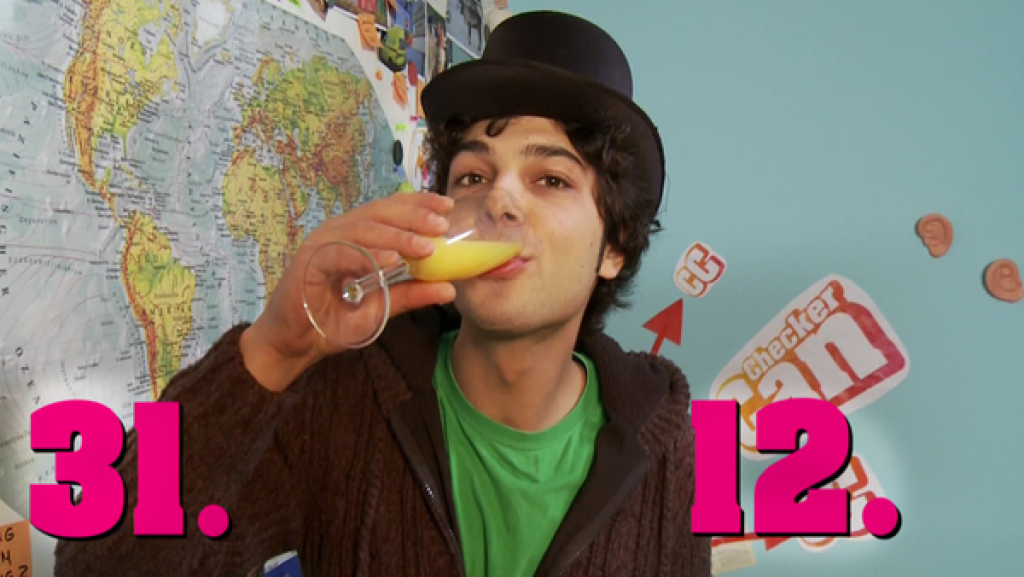 Der Silvester-Check / Checker Can stößt mit Orangesaft auf das neue Jahr an. | Bild: BR | megaherz GmbH | Florian Hopfner