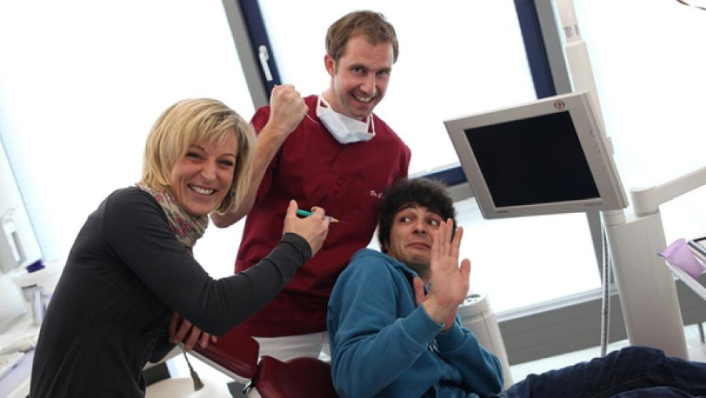 Der Zahn-Check / Can (rechts) mit Zahnarzt Christian Dürr und Patientin Marion. | Bild: BR/megaherz gmbh/Hans-Florian Hopfner