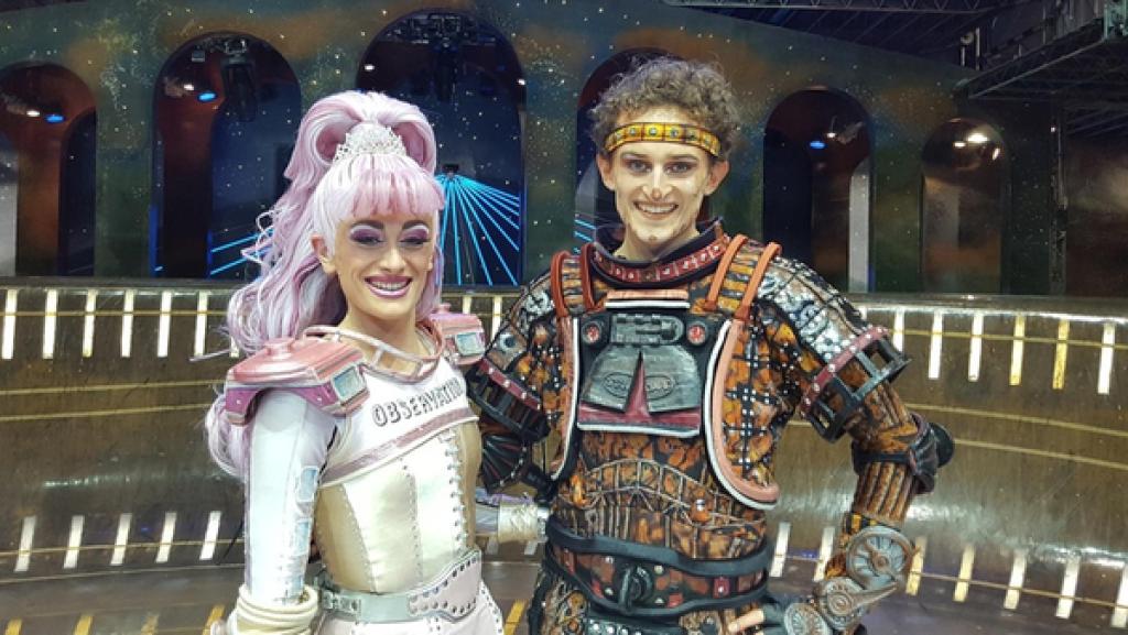 Checker Julian | Rechte: BR / megaherz GmbH | Hans-Florian Hopfner Der Rollschuh-Check / Julian mit Musicaldarstellerin Carla Pull enauf der Starlight-Express-Bühne.