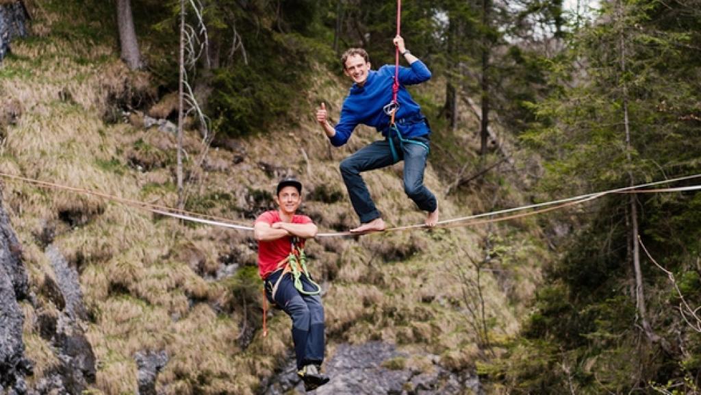 Der Balance-Check | Checker Julian (rechts) mit Slackline-Weltmeister Friedi auf einer Line in luftiger Höhe. | Bild: BR | megaherz gmbh | Hans-Florian Hopfner