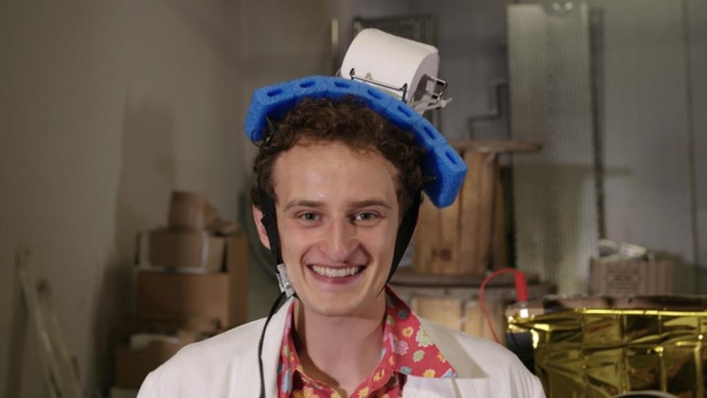 Checker Julian mit einer seiner Lieblings-Erfindungen: der mobilen Klorolle. | Bild: BR/megaherz gmbh/Hans-Florian Hopfner