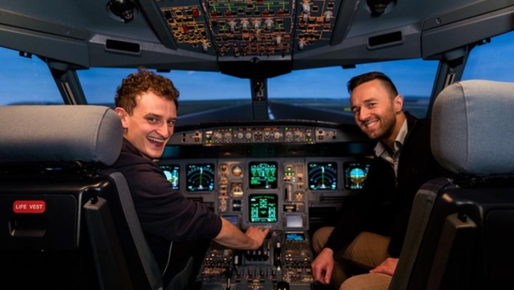 Der Flugzeug-Check / Julian auf dem Pilotensitz. Allerdings nur im Simulator. Hier darf der Checker ausprobieren wie schwierig es  ist, ein Flugzeug zu steuern. | Bild: BR / megaherz GmbH