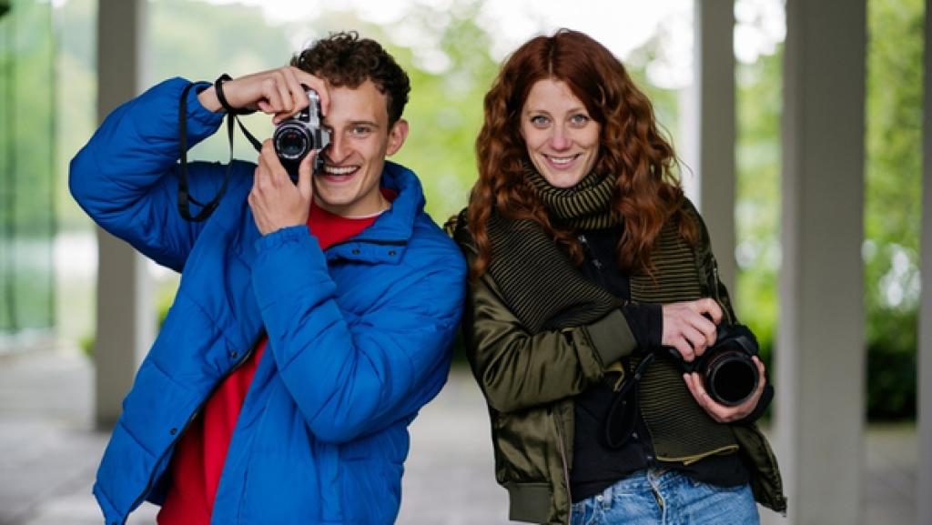 Der Fotografie-Check | Julian hat eine alte Fotokamera vom Flohmarkt, Fotografin Laura eine moderne Digitalkamera. | Bild: BR/megaherz gmbh/Markus Schindler