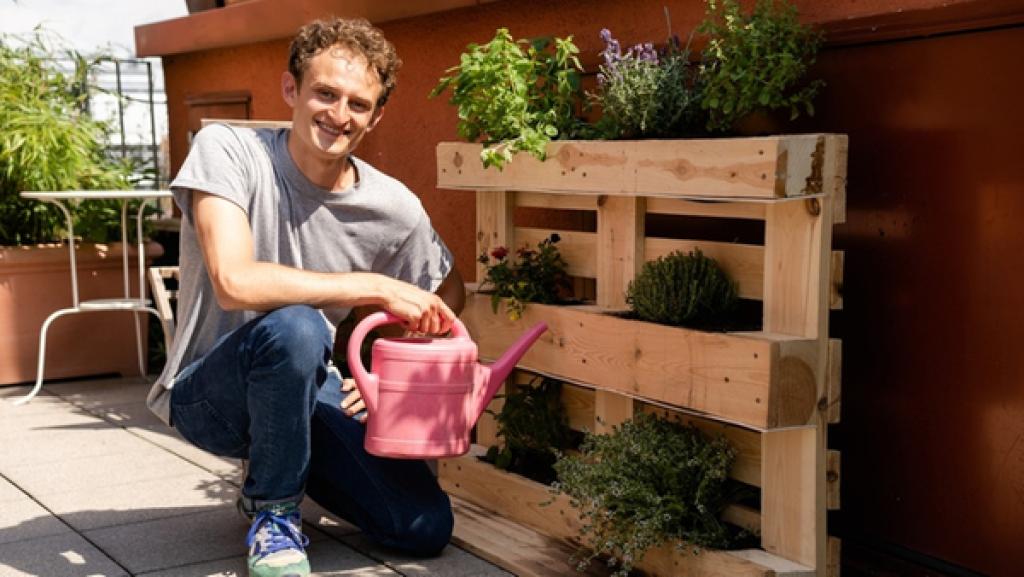 Der Garten- und Balkon-Check | Auf seinem Stadtbalkon baut Checker Julian ein platzsparendes Kräuterbeet. | Bild: BR | megaherz gmbh