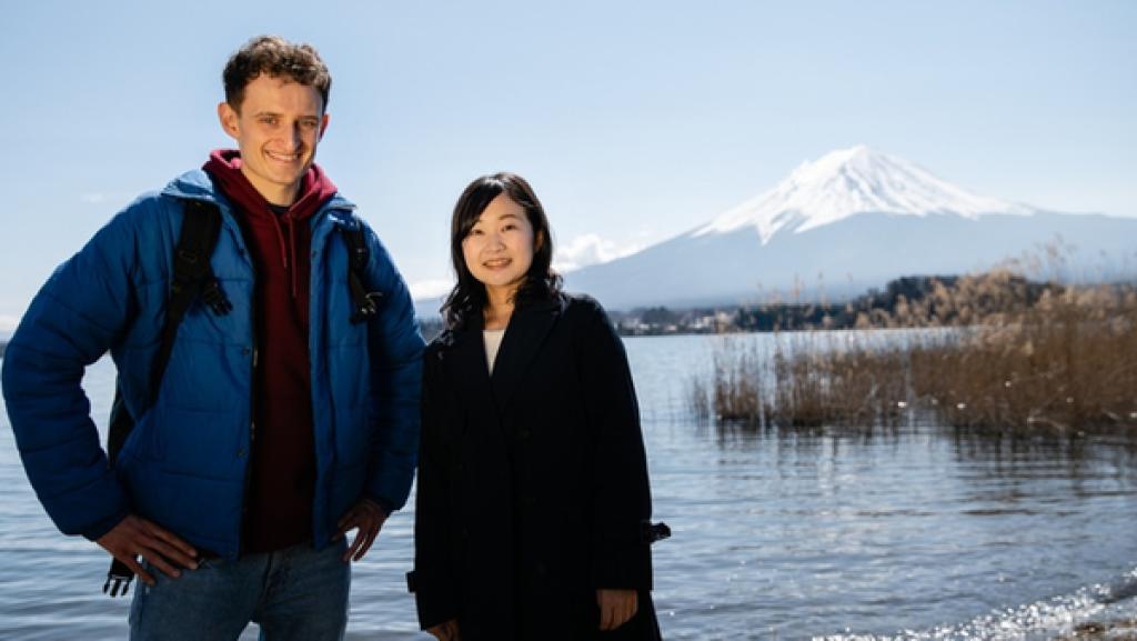 Der Japan-Check / Der Fuji ist der höchste Berg Japans und Julians erste Station. Hier trifft er Haruka, die sich hervorragend in Japan auskennt und zum Glück auch deutsch spricht. | Bild: BR/megaherz gmbh/Hans-Florian Hopfner