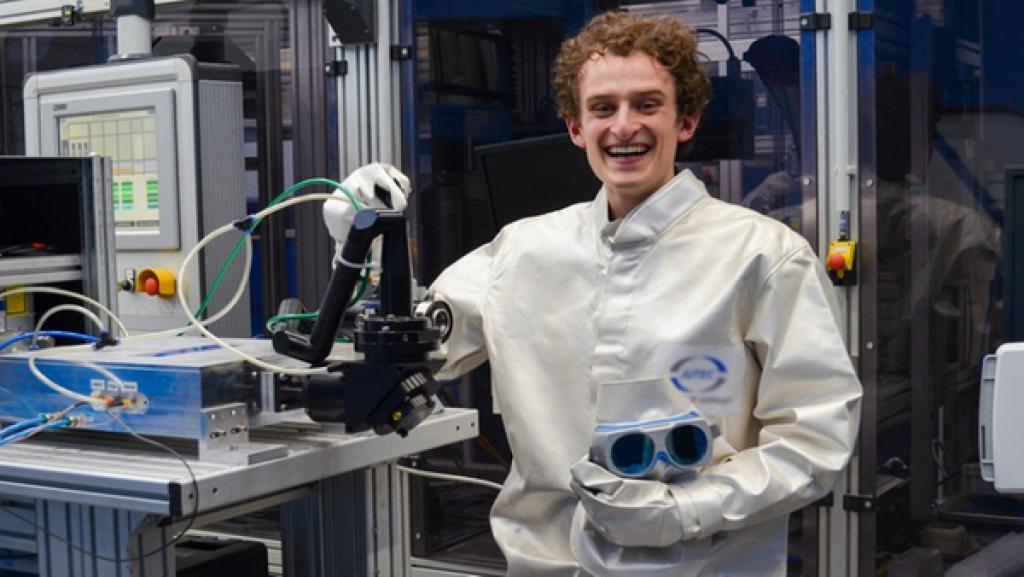 Der Laser-Check | Julian im Laser Zentrum Hannover. Weil Laserstahlen richtig gefährlich sein können, trägt Julian zur Sicherheit eine Spezialkleidung | Bild: BR | Megaherz GmbH | Fritz Schönegger