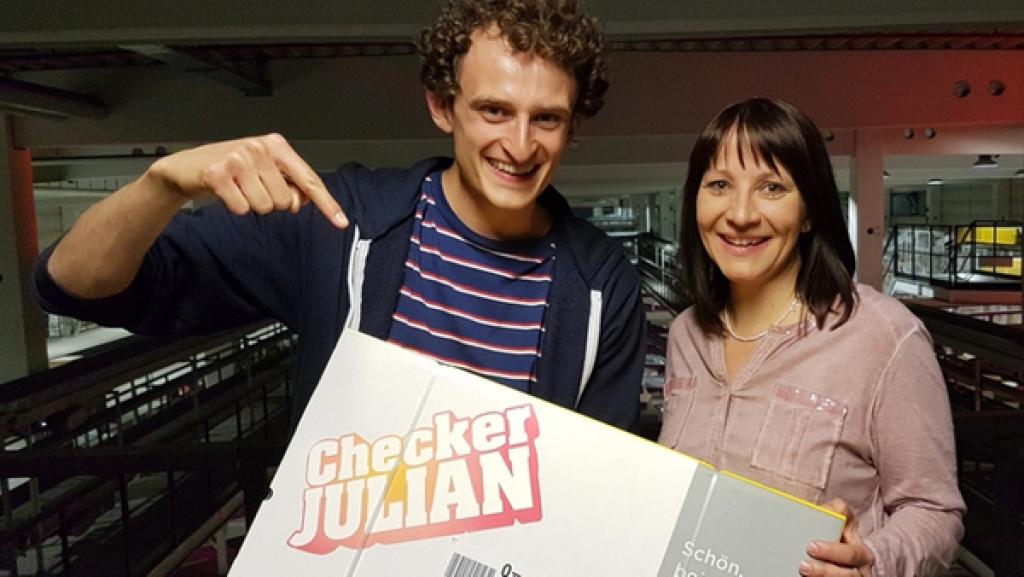 Der Paket-Check / Julian gemeinsam mit Paket-Expertin Andrea beim BAUR Versand in Altenkunstadt | Bild: BR / megaherz GmbH