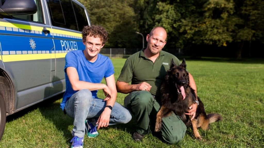 Der Polizei-Check / Julian mit Polizeihund Tiger und dem Hundeführer Manu | Bild: BR / megaherz GmbH