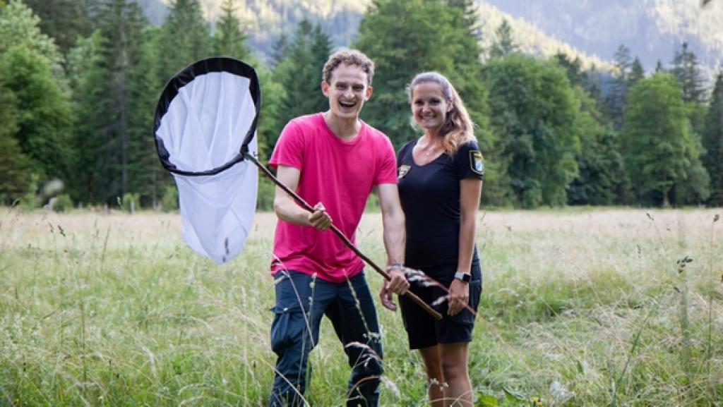 Der Rangerinnen-und-Ranger-Check | Julian macht mit Rangerin Sabrina das sogenannte Tagfalter-Monitoring und schaut sich an, welche Schmetterlinge auf der Wiese leben. | Bild: BR | megaherz gmbh | David Birzer