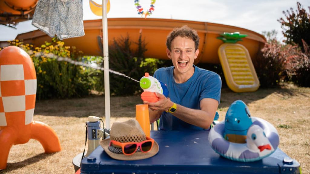 Der Sommer-Check | Abkühlung gefällig? Beim Sommer-Check kommt Julian ganz schön ins Schwitzen. | Bild: BR | megaherz gmbh | Hans-Florian Hopfner