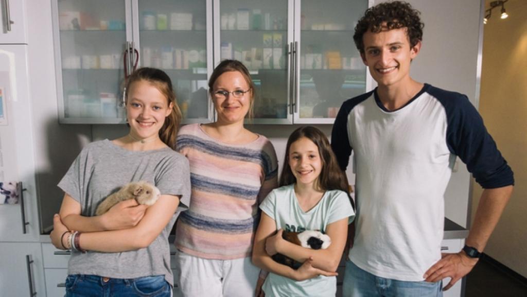 Der Tierarzt-Check / Beim Tierarzt: Julian checkt mit Kleintieräztin Sandra, warum auch Tiere mal zum Arzt müssen. | Bild: BR / megaherz GmbH