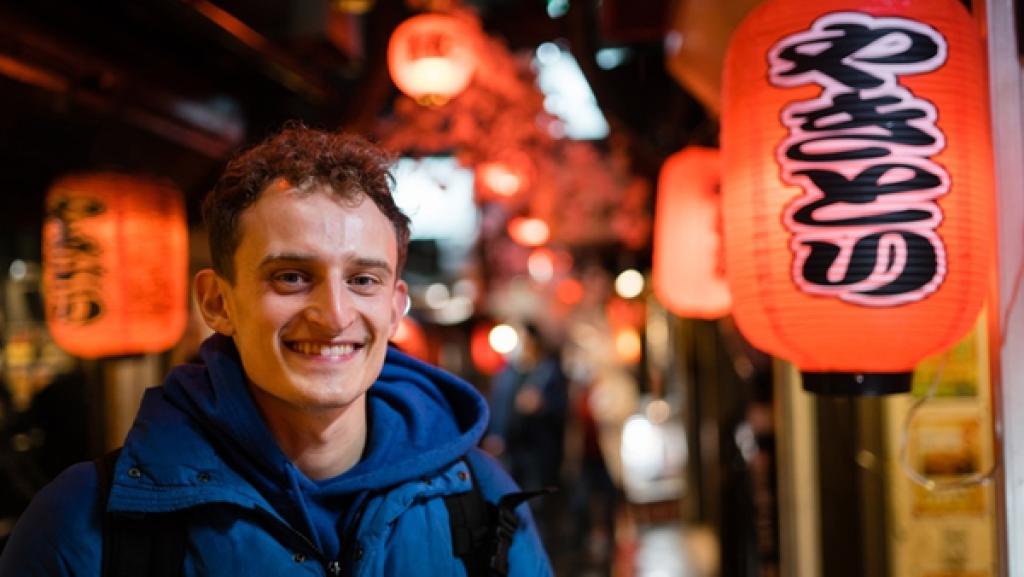 Der Tokio-Check / Bei Nacht ist Tokio ganz besonders bunt. Julian ist auf Entdeckungstour! | Bild: BR/megaherz gmbh/Hans-Florian Hopfner