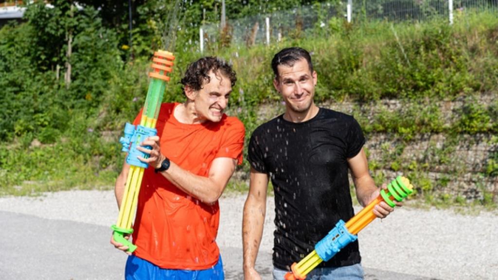 Der Wasserkraft-Check | Rechte: BR | Megaherz Film- und Fernsehen GmbH Der Wasserkraft-Check | Julian findet gemeinsam mit Wasserstrahl-Experte Robert raus, ob Wasser schneidet. | Bild: BR | Megaherz Film- und Fernsehen GmbH