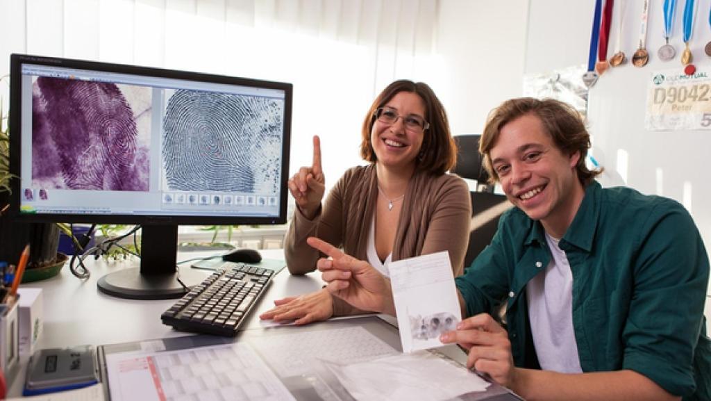 Der Tatort-Check | Rechte: BR/megaherz gmbh/Hans-Florian Hopfner Der Tatort-Check | Tobi mit Astrid Politz