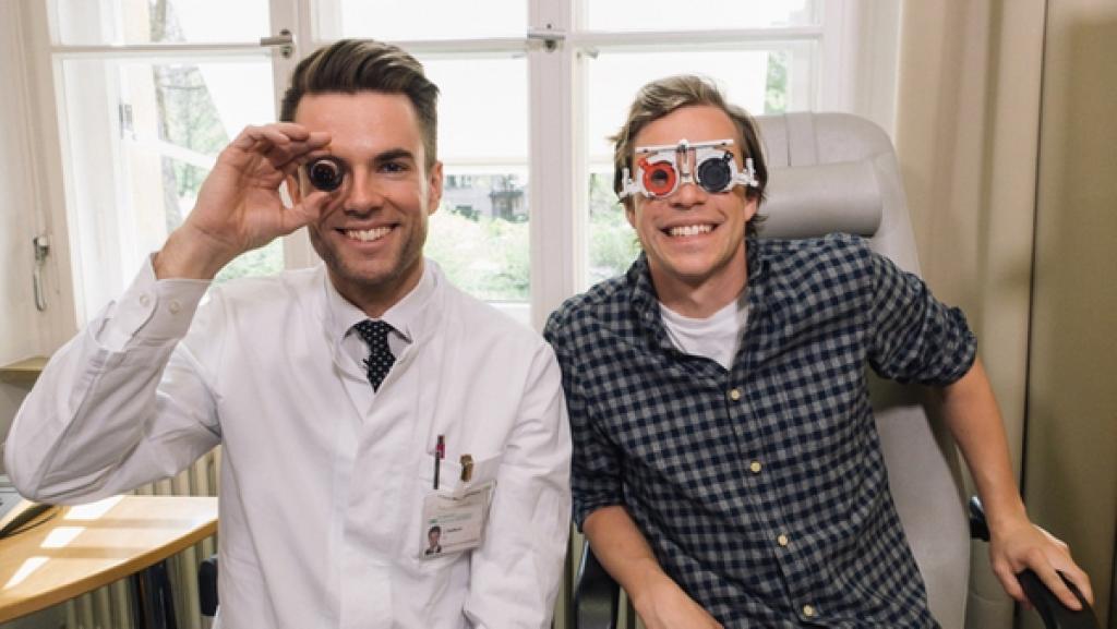 Der Augen-Check / Tobi mit Augenarzt Jakob Siedlecki beim Sehtest | Bild: BR / megaherz GmbH