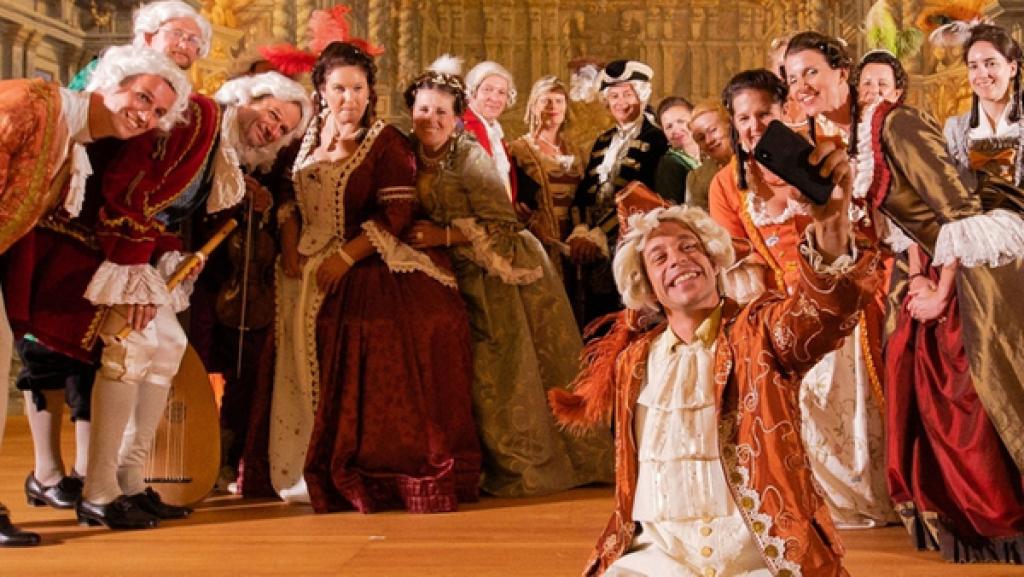 Der Barock-Check / Tobi macht ein Selfie mit den Darstellern seiner barocken Oper | Bild: BR / megaherz gmbh