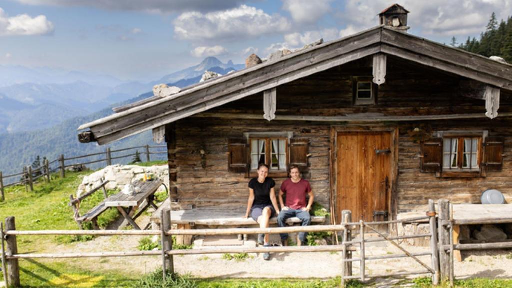 Der Berghütten-Check | Auf der Wildfeldalm hoch über dem Spitzingsee in den Alpen trifft Tobi die Sennerin Josefa. | Bild: BR | megaherz gmbh | Hans-Florian Hopfner