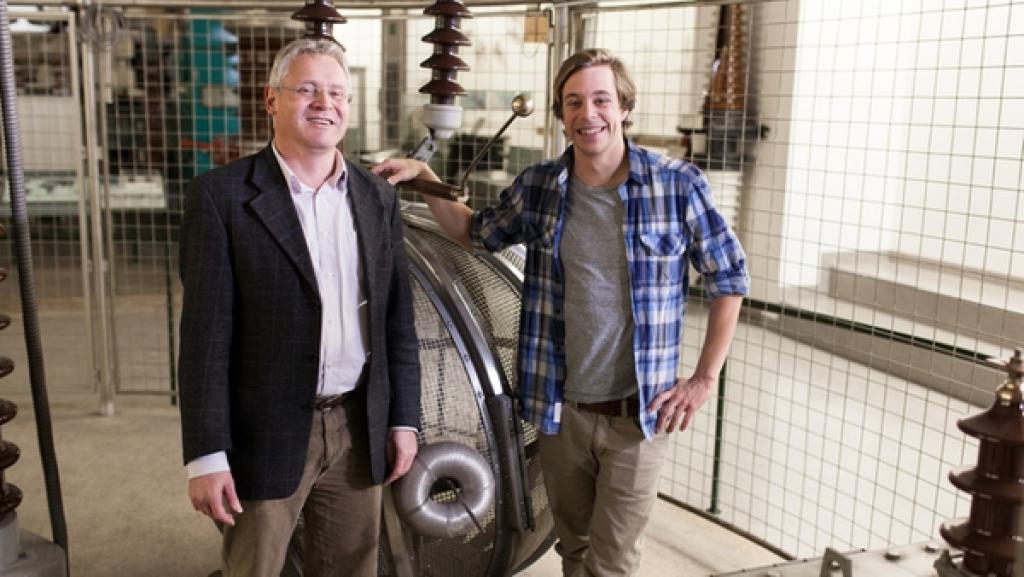 Der Blitz-Check | Checker Tobi mit Herrn Dr. Frank Dittmann, Kurator für Starkstrom | Bild: BR | megaherz GmbH | HF Hopfner