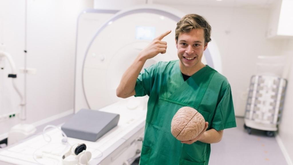 Der Body-Check | Tobi neben dem MRT | Bild: BR | megaherz gmbh | Hans-Florian Hopfner