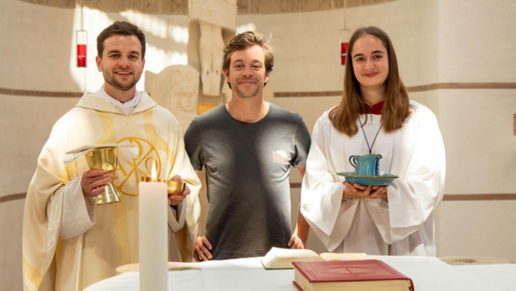 Der Christentum-Check | Checker Tobi gemeinsam mit Priester Richard und Ministrantin Pia. | Bild: BR | megaherz gmbh/Hans-Florian Hopfner
