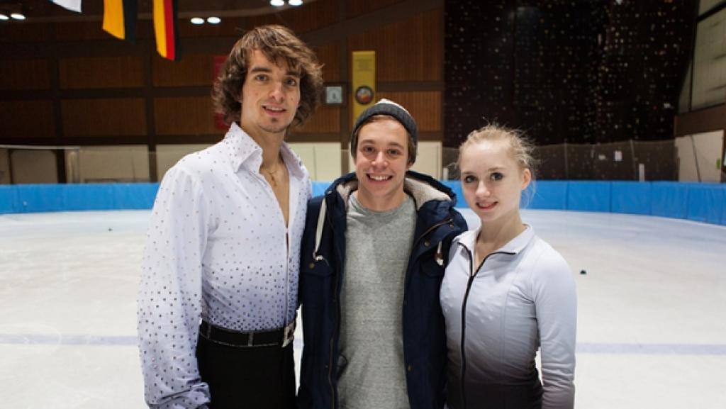 Der Eissport-Check | Rechte: BR | megaherz gmbh | Hans-Florian Hopfner Der Eissport-Check | Checker Tobi (Mitte) mit dem Eiskunstlaufpaar Annabelle Prölß und Ruben Blommaert. | Bild: BR | megaherz gmbh | Hans-Florian Hopfner
