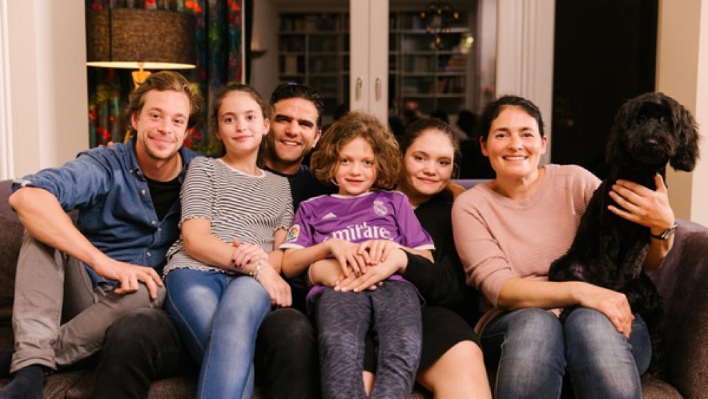 Checker Tobi: Der Familien-Check | Checker Tobi mit der jüdischen Familie Meyer: Rosa, Alon, Marlon, Laura, Melanie (von links) und Bella, der Hund. | Bild: BR | megaherz gmbh | Hans-Florian Hopfner