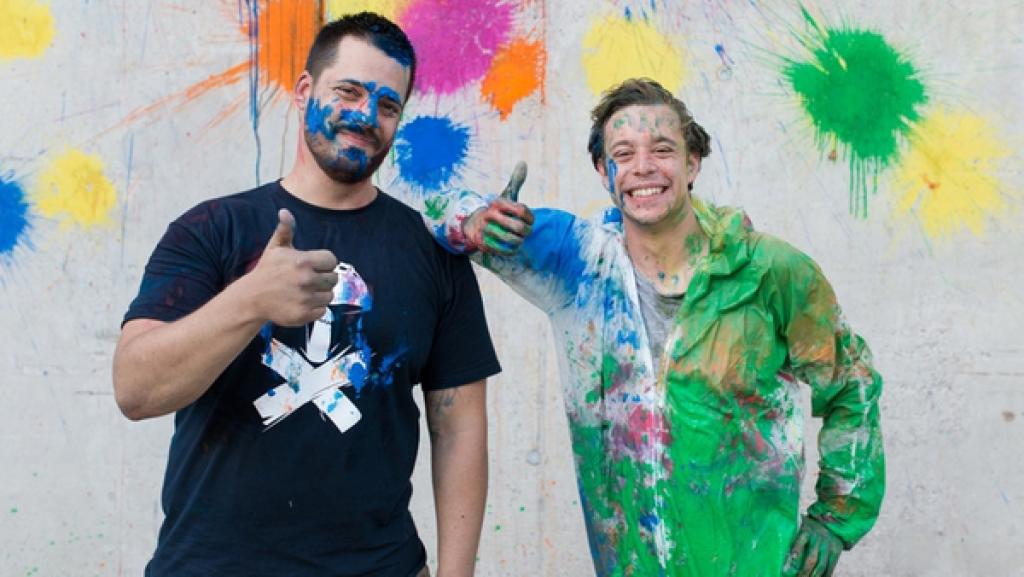 Der Farben-Check / Tobi mit Graffiti-Kuenstler Daniel Westermaier nach einer Farbenschlacht | Bild: BR /  megaherz / HF Hopfner