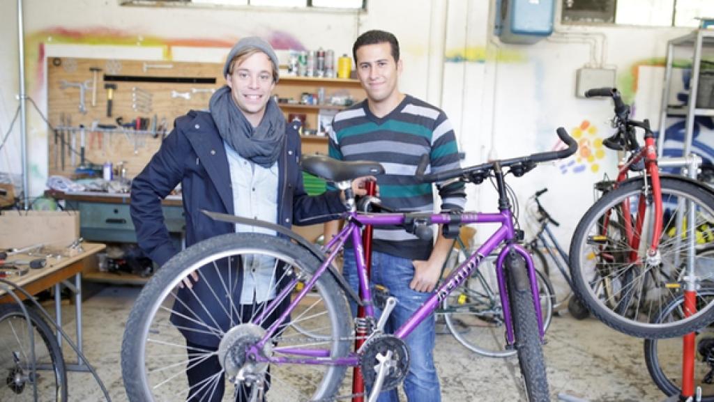 Der Flüchtlings-Check / Checker Tobi (links) mit Adnan. | Bild: BR/megaherz gmbh/Hans-Florian Hopfner