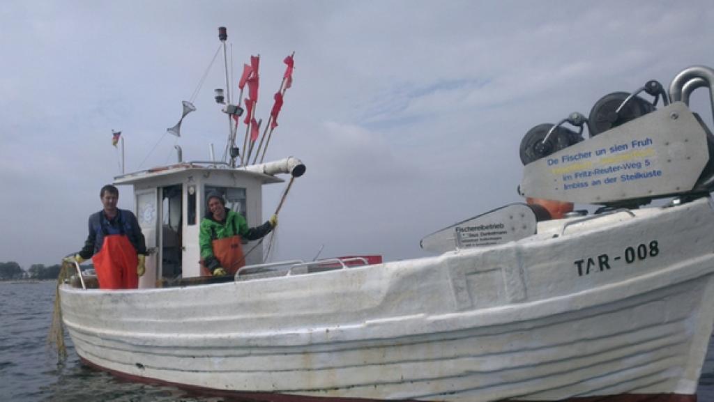 Der Frische-Fische-Fischen-Check / Checker Tobi (rechts) und Kai Dunkelmann auf Kais Kutter. | Bild: BR/megaherz gmbh/Hans-Florian Hopfner