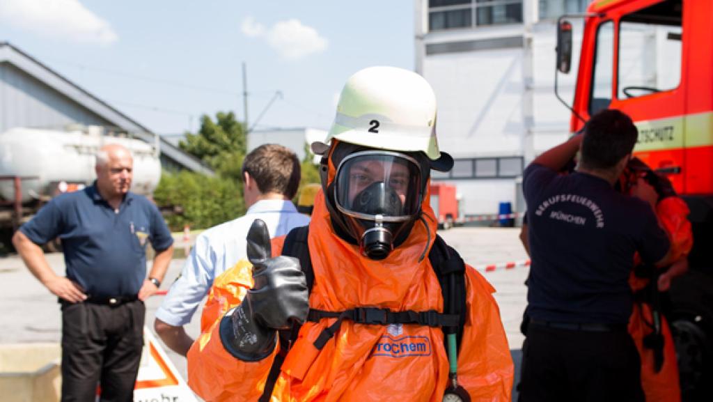 Der Gift-Check / Tobi bei einer Giftunfallübung mit der Feuerwehr München | Bild: BR | Megaherz GmbH | HF Hopfner