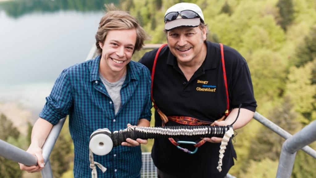 Der Gummi-Check | Tobi beim Bungee Jumpen in Oberstdorf mit Wolfgang Zeller. | Bild: BR | megaherz gmbH | HF Hopfner