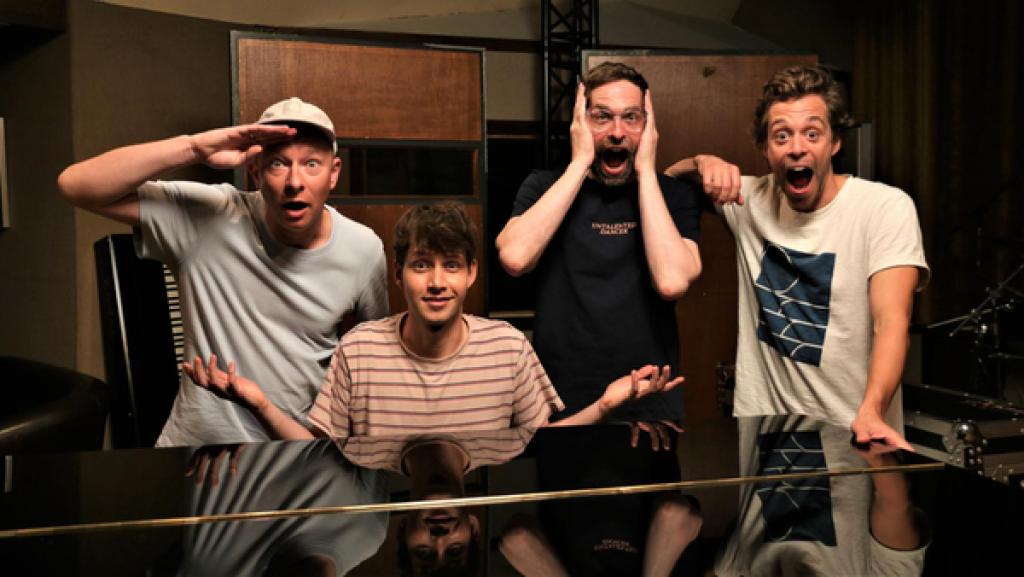 Der Hit-Check | Checker Tobi (rechts) entwickelt mit der Band "Deine Freunde" einen Song für seinen Kinofilm: den Song "Schritt für Schritt". | Bild: BR | megaherz gmbh | Fabio Stoll