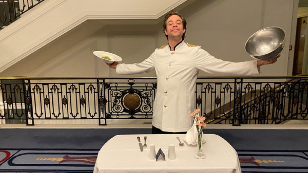 Der Hotel-Check | Checker Tobi erledigt den Zimmerservice. | Bild: BR | megaherz gmbh | Gordon Volk