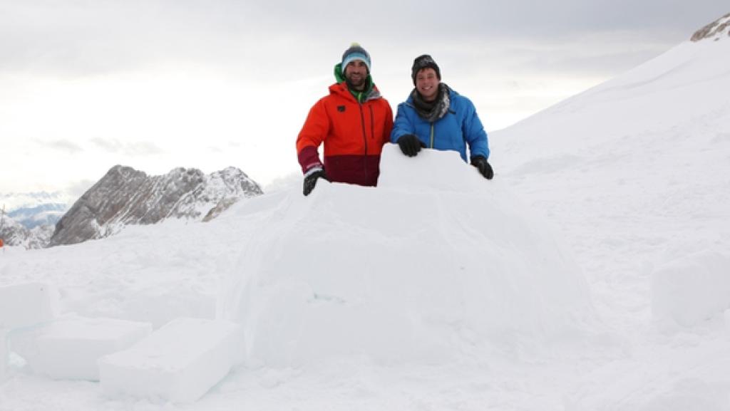 Der Iglu-Check | Checker  Tobi mit Iglu-Bauer Jan Wernet beim Iglu-Dorf auf der Zugspitze. | Bild: BR | megaherz gmbh | Hans-Florian Hopfner