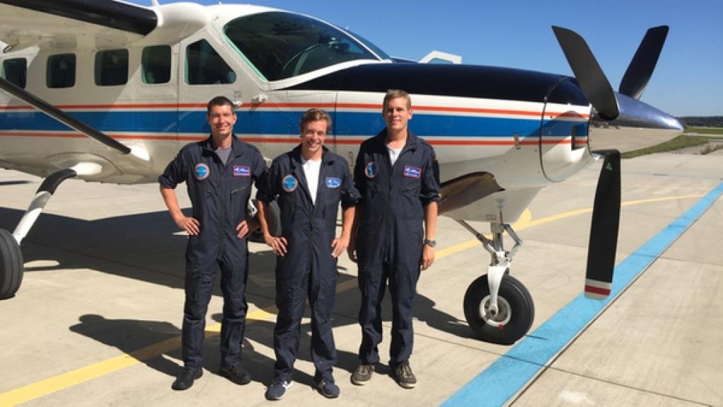 Der Klima-Check / Tobi mit Marc Puskeiler und Thomas van Marwick vor einem Klima-Forschungsflugzeug des Deutschen Zentrums für Luft- und Raumfahrt in Oberpfaffenhofen | Bild: BR / megaherz GmbH / Stefan Schindler