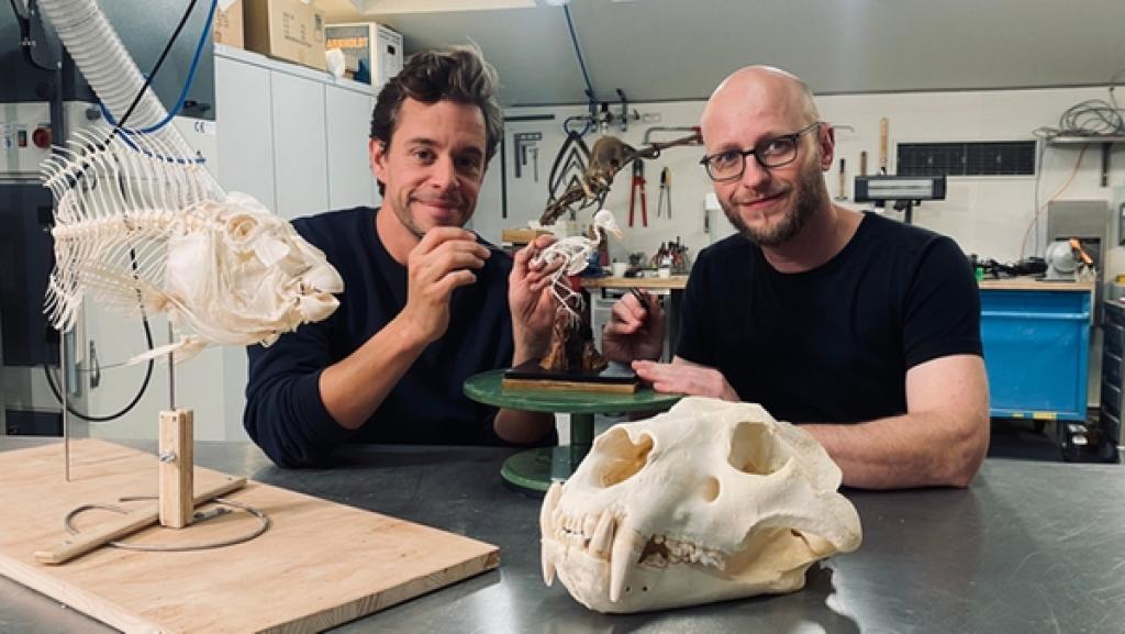 Der Knochen-Check | Tobi (links) präpariert zusammen mit Ausstellungspräparator Jan Tierknochen. | Bild: BR | megaherz gmbh | Sarah Schultes