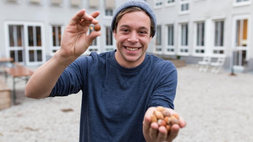 Der Nuss-Check / Tobi mit Haselnüssen | Bild: BR / megaherz GmbH / Florian HF Hopfner