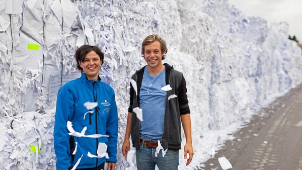 Der Papier-Check / Checker Tobi in der Papierfabrik Trostberg mit Bettina Zillmer | Bild: BR/megaherz gmbh/Hans-Florian Hopfner