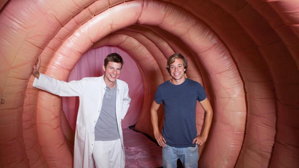 Der Pups-Check | Checker Tobi (rechts) mit Dr. Raphael Schellnegger. | Bild: BR | megaherz gmbh | Hans-Florian Hopfner