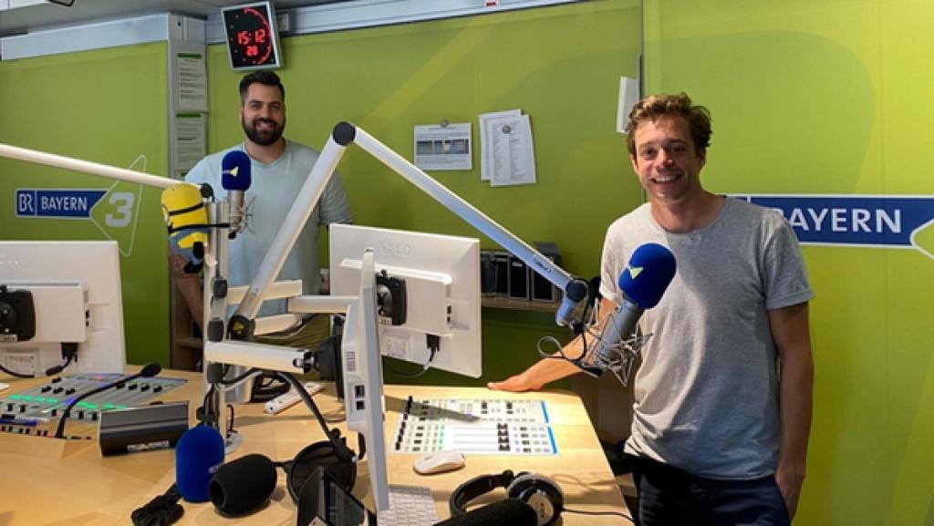 Der Radio-Check / Checker Tobi (rechts) zu Gast bei Sascha im Radio-Studio. | Bild: BR/megaherz gmbh/Judith Issig