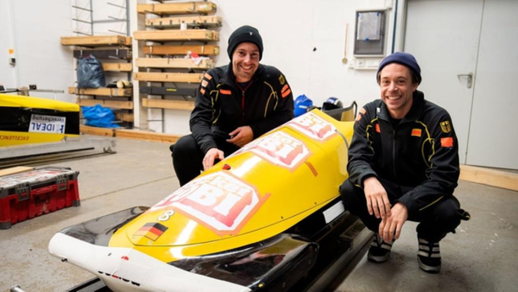 Der Schlitten-Check | Checker Tobi (rechts) saust gemeinsam mit dem Profi-Bobfahrer Max Illmann im Bob durch den Eiskanal. | Bild: BR | megaherz gmbh | Hans-Florian Hopfner