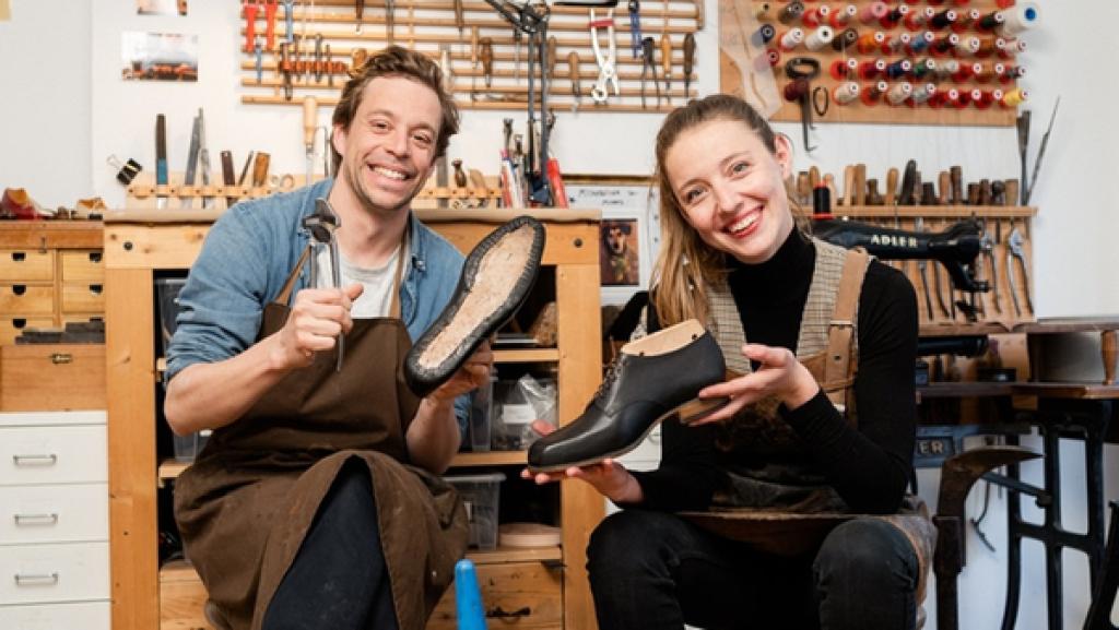 Der Schuh-Check | Checker Tobi und Schuhmacherin Luisa präsentieren die selbst gebauten Schuhe in der Schuhwerkstatt. | Bild: BR | megaherz gmbh | Hans-Florian Hopfner