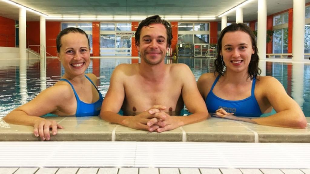 Der Schwimm-Check | Im Schwimmbad: Tobi lernt von den beiden Synchronschwimmerinnen Anna-Lena (links) und Anastasya, wie man eine Kür schwimmt.
| Bild: BR | megaherz gmbh | Fabian Runtenberg