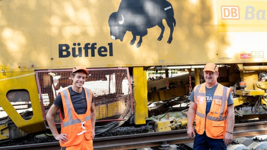 Der Spezialfahrzeuge-Check / Mit Projektleiter Martin checkt Tobi welches Spezialfahrzeug neue gegen alte Zuggleise austauschen kann. | Bild: BR/megaherz gmbh