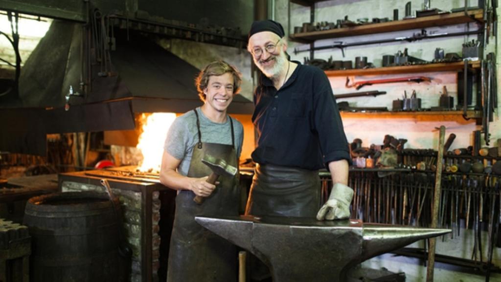 Der Stahl-Check / Checker Tobi in Kreefeld mit Schmied Michael Haase. | Bild: BR/megaherz gmbh/Hans-Florian Hopfner