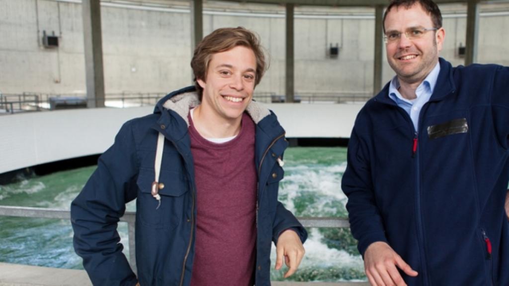 Der Trinkwasser-Check / Tobi (links) bei der Bodensee Wasserversorgung. | Bild: BR/megaherz gmbh/Hans-Florian Hopfner