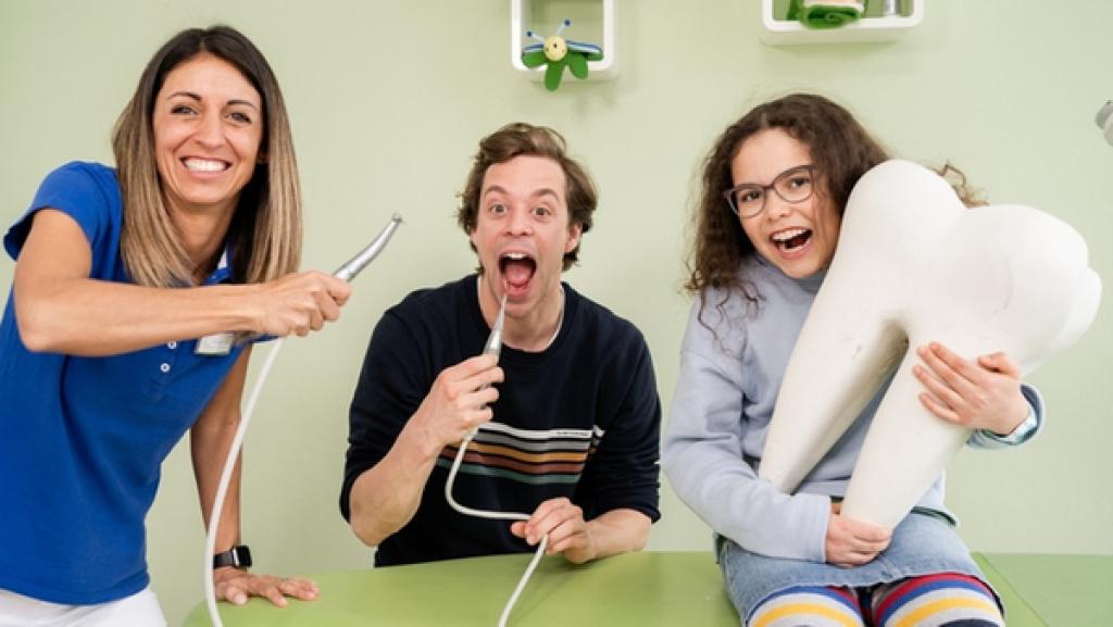 Der Zahn-Check / Checker Tobi mit Kinderzahnärztin Agnes und Patientin Lilia. | Bild: BR/megaherz gmbh/Hans-Florian Hopfner/megaherz GmbH